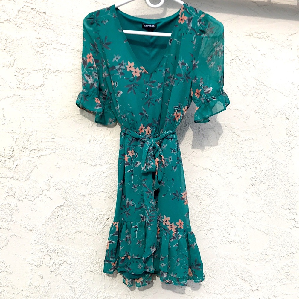 Beautiful Floral Summer Occasion Dress Size XS by Express. Excellent Condition.
